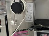 une cafetière posée sur le plan de travail, à côté d'un mixeur