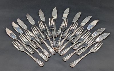 beaucoup de fourchettes et de cuillères sur la table