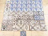 beaucoup de carreaux posés à même le sol