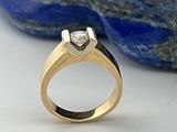 une photo d'une bague en or sertie d'un diamant