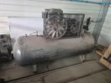 un gros compresseur d'air installé dans un garage