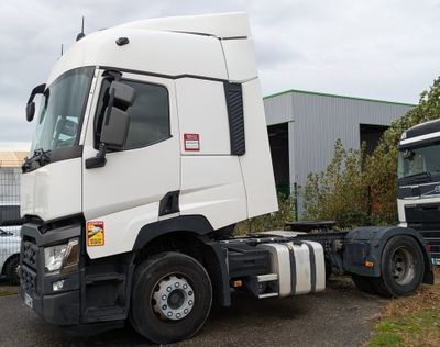 un camion blanc garé devant un bâtiment