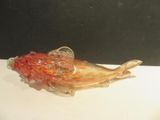 un oiseau en verre posé sur une table