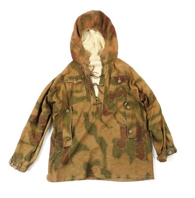 un gros plan d'une veste de camouflage sur fond blanc