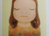 portrait d'une jeune fille aux yeux fermés, vêtue d'une robe jaune