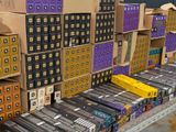 beaucoup de cartons empilés sur une table