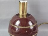 une lampe rouge et dorée dont la lumière est blanche