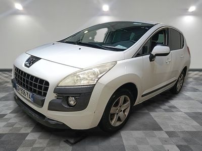 la photo d'une voiture blanche garée dans un garage