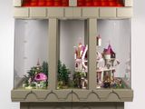 un château miniature avec un toit rouge et un toit rouge