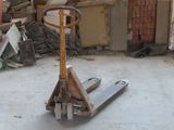 une image d'un chariot élévateur à fourche dans un entrepôt