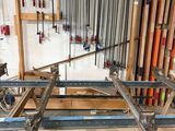 de nombreux outils accrochés à un support dans un garage
