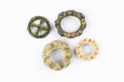 Rouelle et Fusaïoles - lot de 4 avec une rouelle à quatre ra…