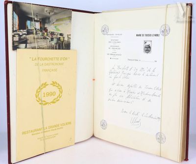 un livre ouvert sur lequel figure la photo d'un restaurant