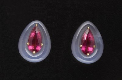 paire de boucles d'oreilles en verre rose et transparent en forme de larme, rehaussées de touches dorées