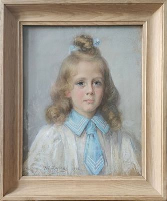 portrait d'une jeune fille vêtue d'une robe bleue et d'une cravate bleue