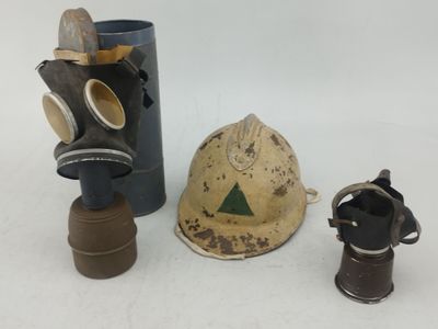 Lot militaria dont 2 masques à gaz et 1 casque
