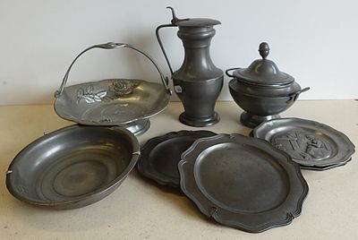 tout un tas de vieux plats et casseroles en métal posés sur une table