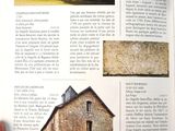 une personne tenant un livre ouvert à une page contenant des images de bâtiments