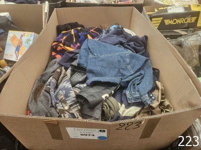 un carton rempli de vêtements sur le sol