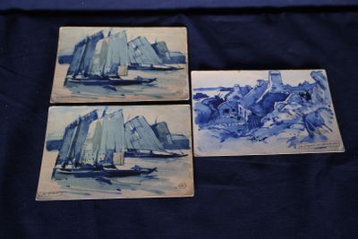 quatre peintures sur carreaux bleus et blancs représentant des bateaux, montées sur une toile bleue