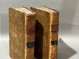 deux vieux livres posés sur une table