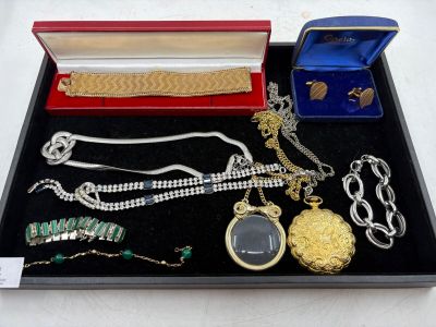 un plateau sur lequel se trouvent de nombreux bijoux