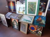 de nombreuses photos et tableaux encadrés exposés sur une table
