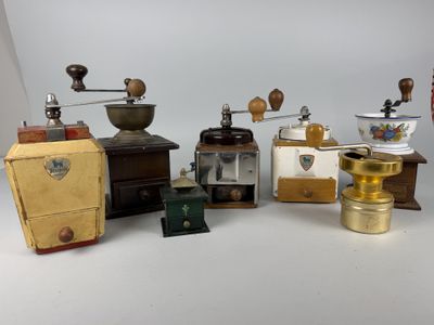 de nombreux types différents de moulins à café et de moulins à café