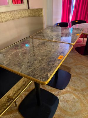 une table et un banc en marbre dans un coin de la pièce