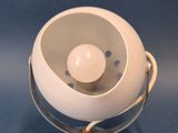 une lumière blanche posée sur une table