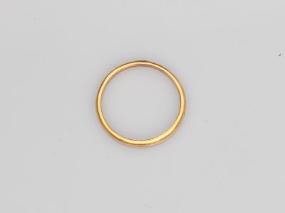 un anneau d'or sur une surface blanche