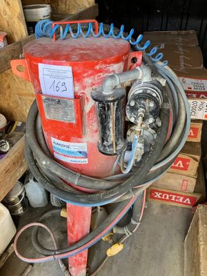 une image représentant une borne d'incendie à laquelle est raccordé un tuyau