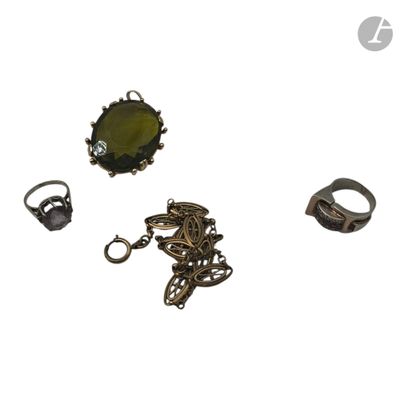 un assortiment de bagues et de bagues sur fond blanc