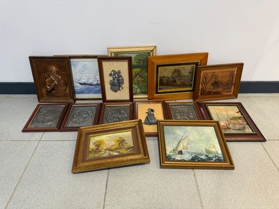beaucoup d'œuvres d'art, encadrées ou non, posées par terre