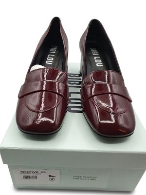 BIBI LOU - Ces chaussures à talons en cuir verni bordeaux pr…