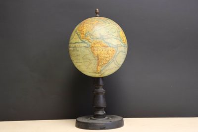 un petit globe posé sur une table