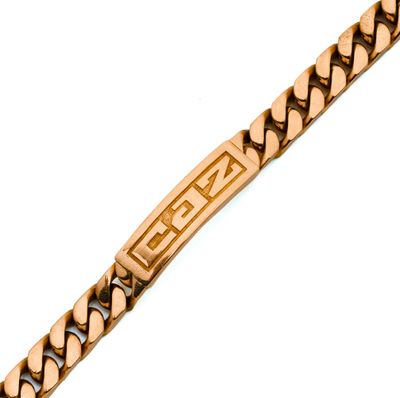 une image montrant un gros plan d'un bracelet sur fond blanc