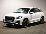 Le SUV Audi blanc est garé dans une pièce blanche.