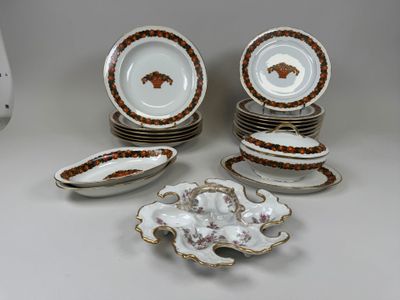 plusieurs assiettes et bols posés sur une table