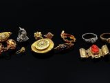 un ensemble de bagues et d'autres bijoux posés sur une surface noire