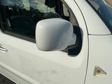 une voiture blanche garée sur le bord de la route