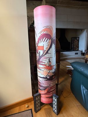 Haute lampe à abat jour peint, sur socle de bois, H 125