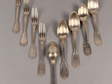 beaucoup de cuillères et de fourchettes en argent sur une table