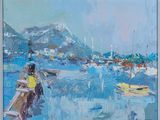 une peinture à l'huile représentant des bateaux dans un port, avec des montagnes en arrière-plan