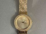 Gros plan sur une montre-bracelet ornée de diamants