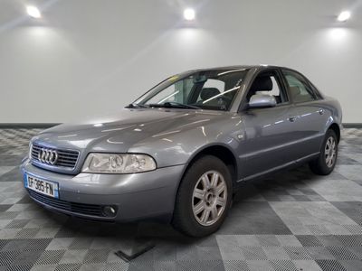 une image d'une voiture garée dans un garage