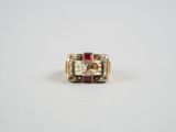 un gros plan d'une bague en or sertie d'un diamant et d'un rubis