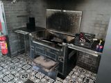 une cuisine équipée d'une cuisinière, d'un évier et d'un four