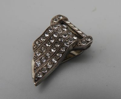 Clip de revers en argent 800 et strass en forme de boucle et…