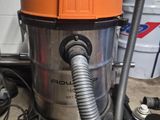 un aspirateur posé sur le sol du garage